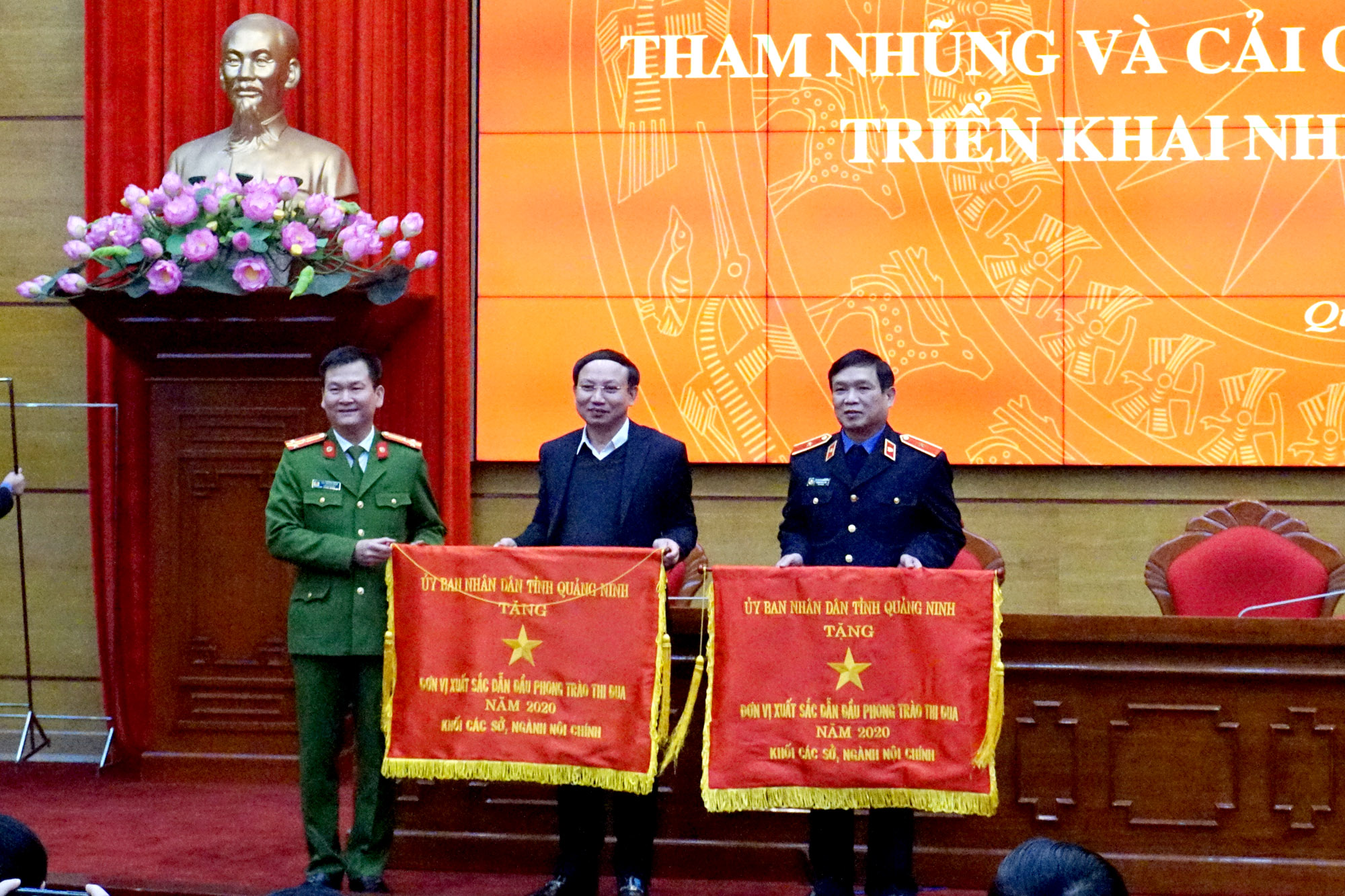 Đồng chí Nguyễn Xuân Ký, Bí thư Tỉnh ủy, Chủ tịch HĐND tỉnh trao cờ thi đua cho 2 tập thể có thành tích xuất sắc