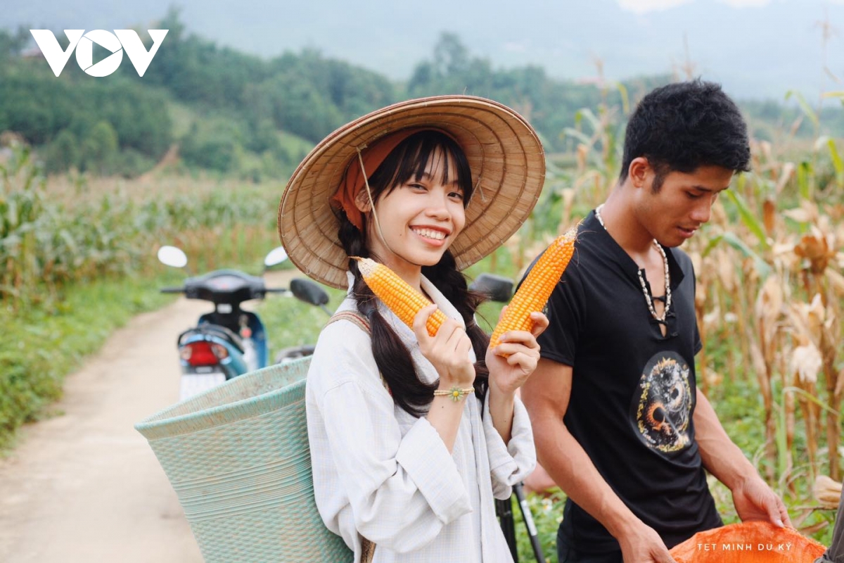 Du khách trải nghiệm cuộc sống bản địa tại Nậm Đăm, Hà Giang. Nguồn: Nguyễn Hoàng Anh Minh