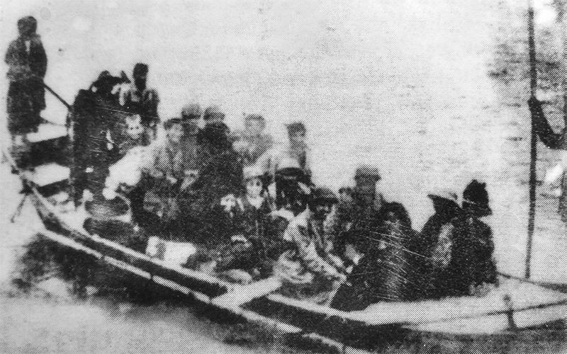 Một trong những con thuyền đưa Trung đoàn Thủ đô vượt sông Hồng, phá vây về cứ an toàn vào đêm 17-2-1947. Ảnh tư liệu