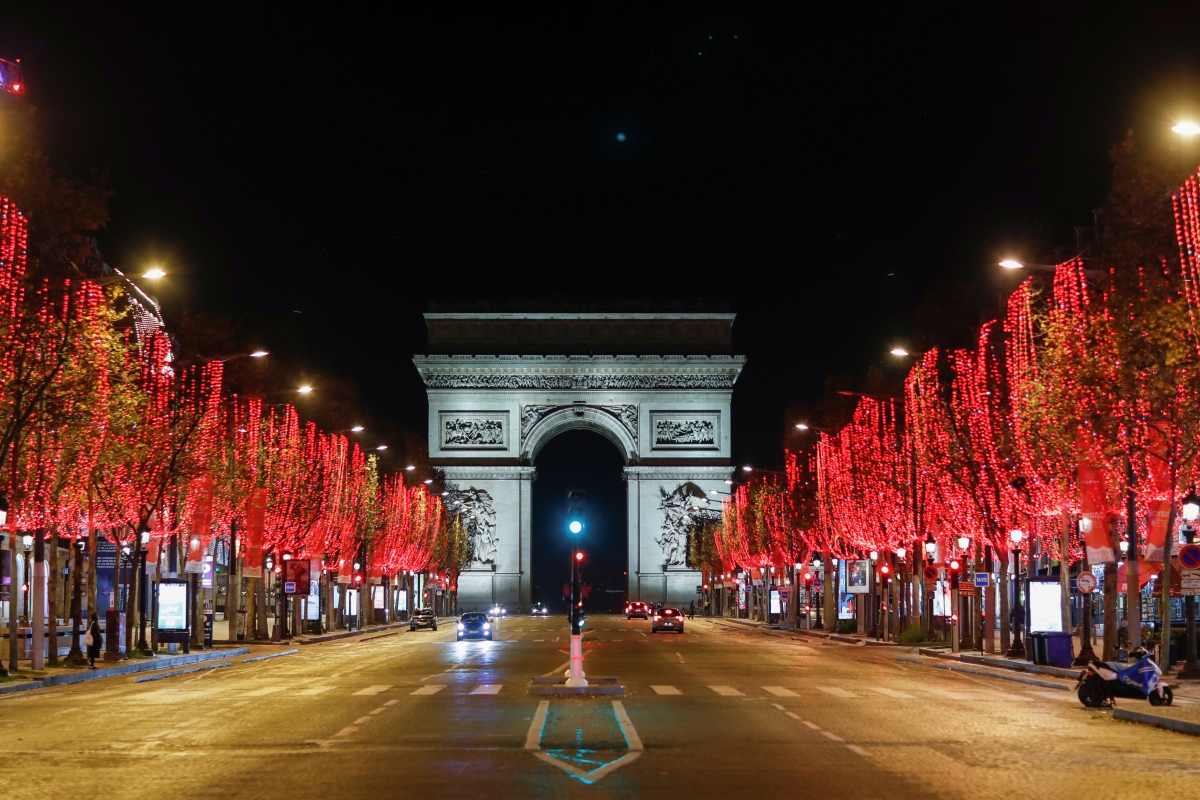 Đại lộ nổi tiếng Champs Elysees (Paris, Pháp) vắng bóng du khách. Nguồn: Reuters