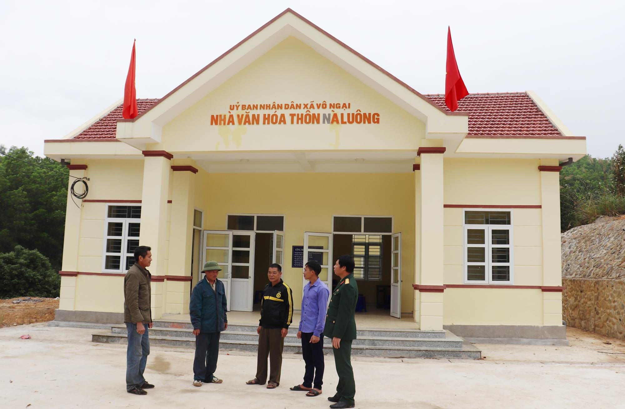 Nhân dân thôn Nà Luông, xã Vô Ngại tình nguyện hiến đất chung sức xây dựng Nhà văn hóa mới.