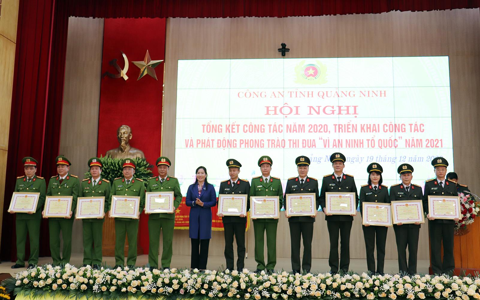 Đồng chí Nguyễn Thị Hanh, Phó Chủ tịch UBND tỉnh trao tặng bằng khen của UBND tỉnh cho các tập thể có thành tích xuất sắc trong năm 2020. 