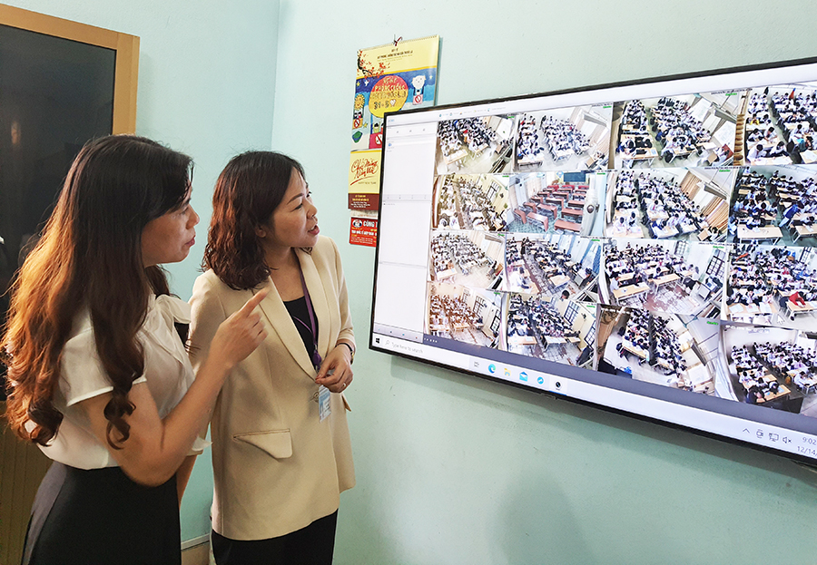 Cán bộ quản lý Trường THCS Nguyễn Trãi theo dõi các lớp học thông qua hệ thống camera kết nối.