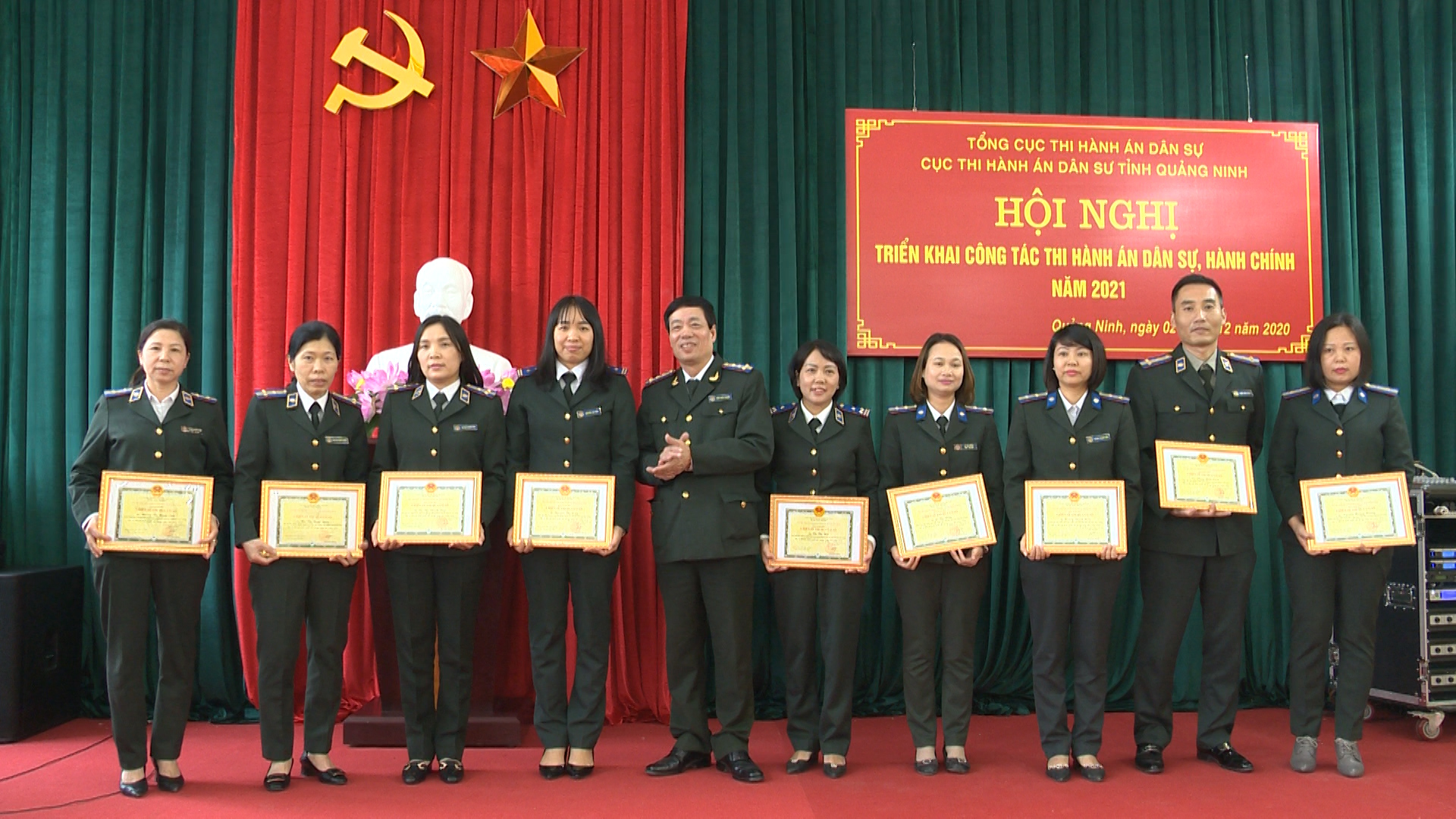 Lãnh đạo Cục THADS tỉnh khen thưởng cho các tập thể và cá nhân có thành tích trong công tác thi hành án dân sự, hành chính năm 2020. Ảnh: Dương Thu Hương.