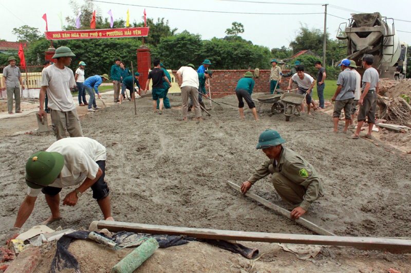 Dân quân phường Hải Yên cùng với nhân dân khu 6 đổ bê tông nhà văn hóa khu.