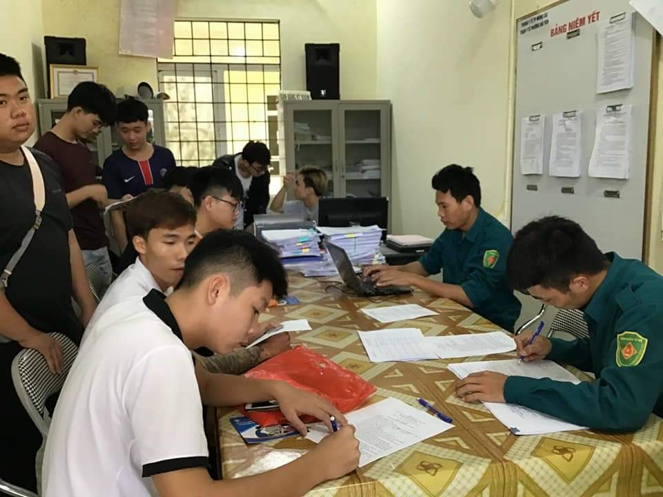 Công dân phường Hải Yên đăng ký khám tuyển nghĩa vụ quân sự.