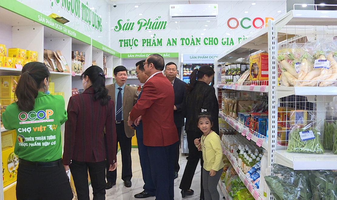 Người dân đến tham quan và mua sắm tại điểm giới thiệu và bán sản phẩm OCOP tại Cẩm Phả của Công ty Cổ phần Thiên Thuận Tường. 