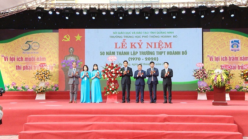 Lãnh đạo TP Hạ Long tặng hoa chúc mừng Trường THPT Hoành Bồ.