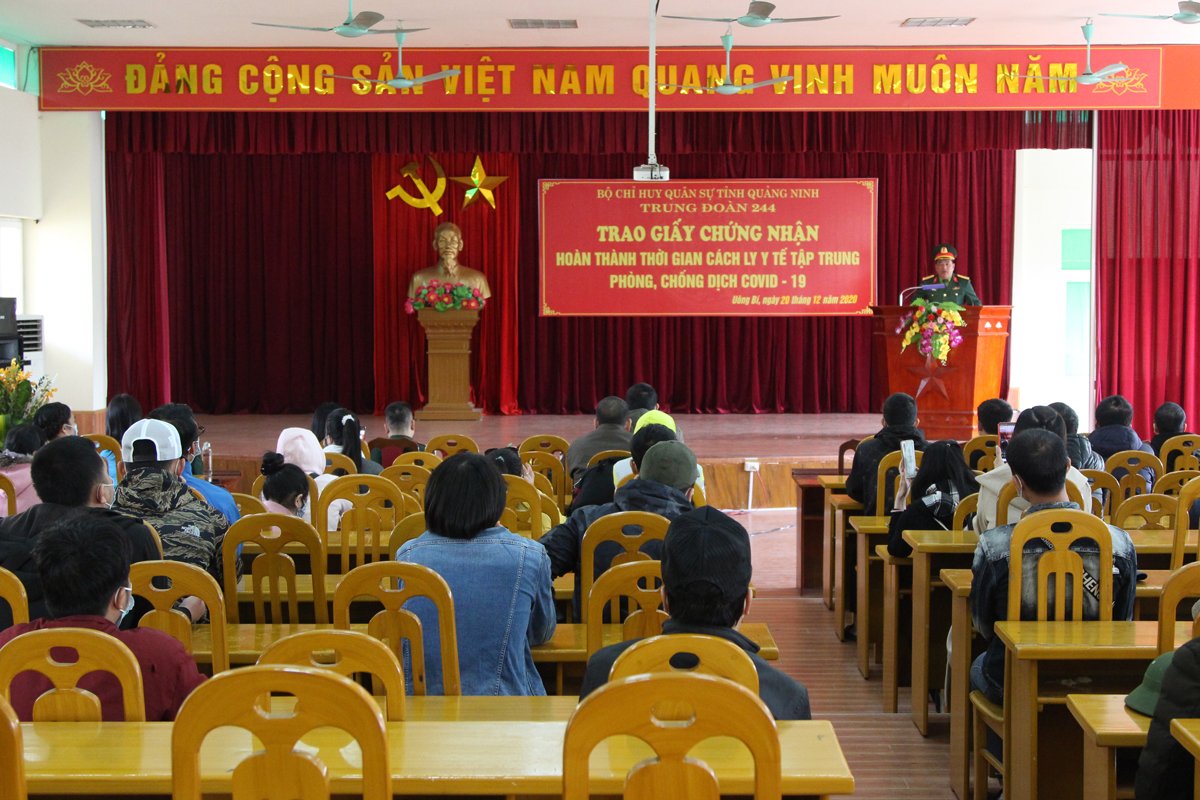 Trung đoàn 244, Bộ CHQS tỉnh Quảng Ninh tổ chức trao giấy chứng nhận cho 64 công dân hoàn thành thời gian cách ly tập trung phòng, chống dịch Covid-19