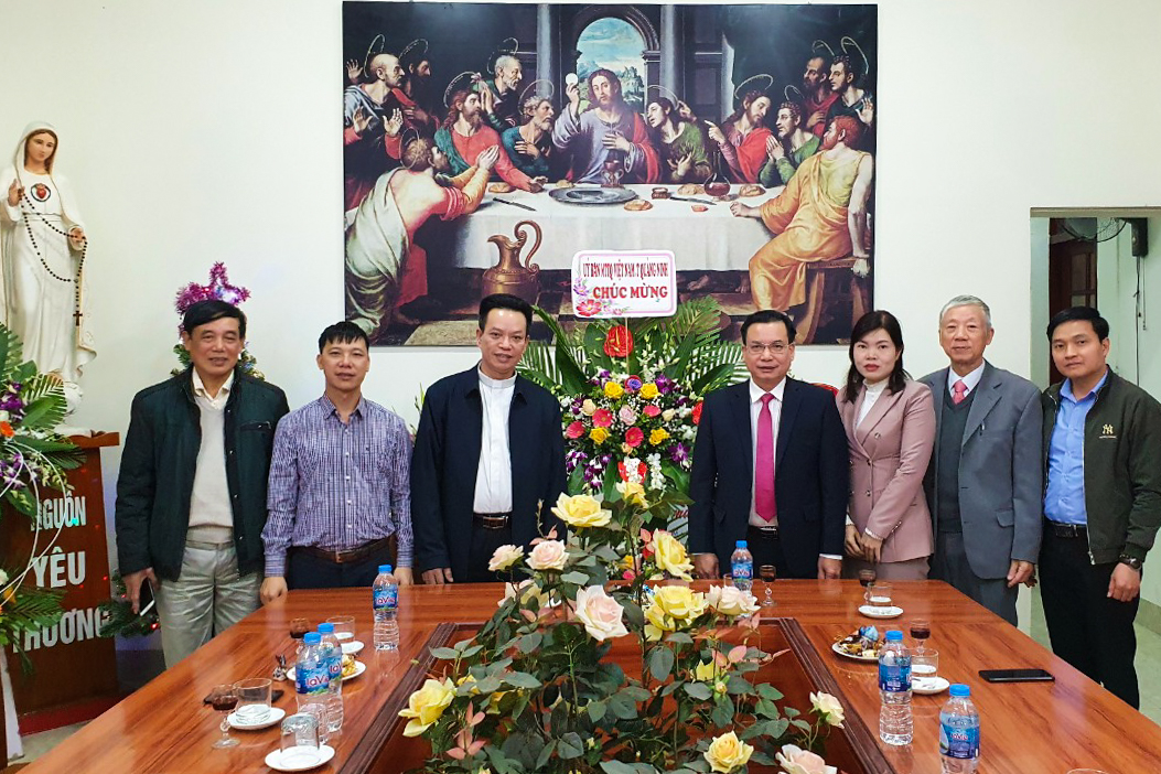 Đồng chí Hoàng Đức Hạnh, Phó Chủ tịch Ủy ban MTTQ tỉnh, thăm Giáo xứ Cẩm Phả.