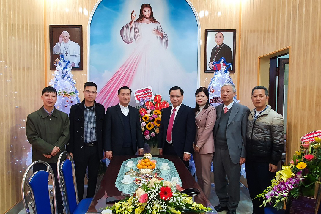Ảnh: Đồng chí Hoàng Đức Hạnh, Phó Chủ tịch Ủy ban MTTQ tỉnh, thăm Giáo xứ Cửa Ông.