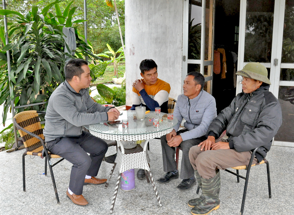 Anh Triệu Văn Sáng (đầu tiên từ trái sang)- người có uy tín ở thôn Thìn Thủ, xã Quảng An (Đầm Hà) đến các hộ dân trong thôn nắm bắt tâm tư vào mỗi buổi sáng.