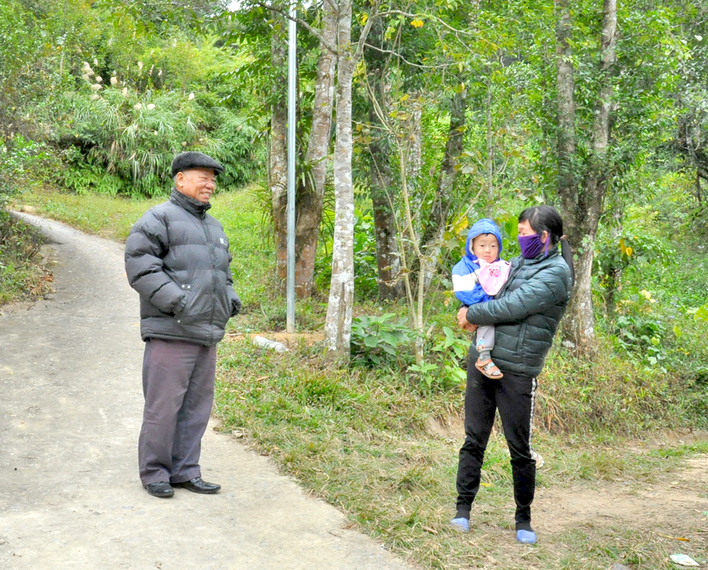 ông Lý Tài Thông, thôn Bằng Anh, xã Tân Dân (TP hạ Long) trò chuyện, vận động bà con trong thôn tham gia bảo vệ rừng phòng hộ.