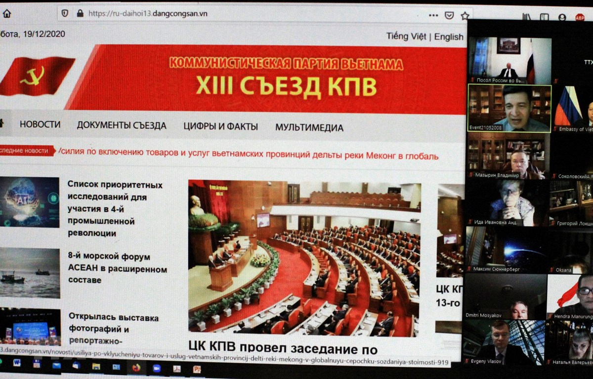 GS. Vladimir Kolotov, Viện trưởng Viện Hồ Chí Minh giới thiệu trang web về ĐH Đảng XIII (phiên bản tiếng Nga). Ảnh: Hồng Quân/TTXVN)
