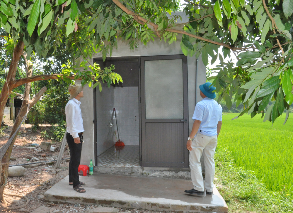 Với công tác vận động, tuyên truyền của huyện, xã và người có uy tín vùng đồng bào dân tộc thiểu số, nhiều hộ gia đình bản Cấu Phùng, xã Quảng Sơn đã đầu tư xây dựng nhà tiêu hợp vệ sinh.