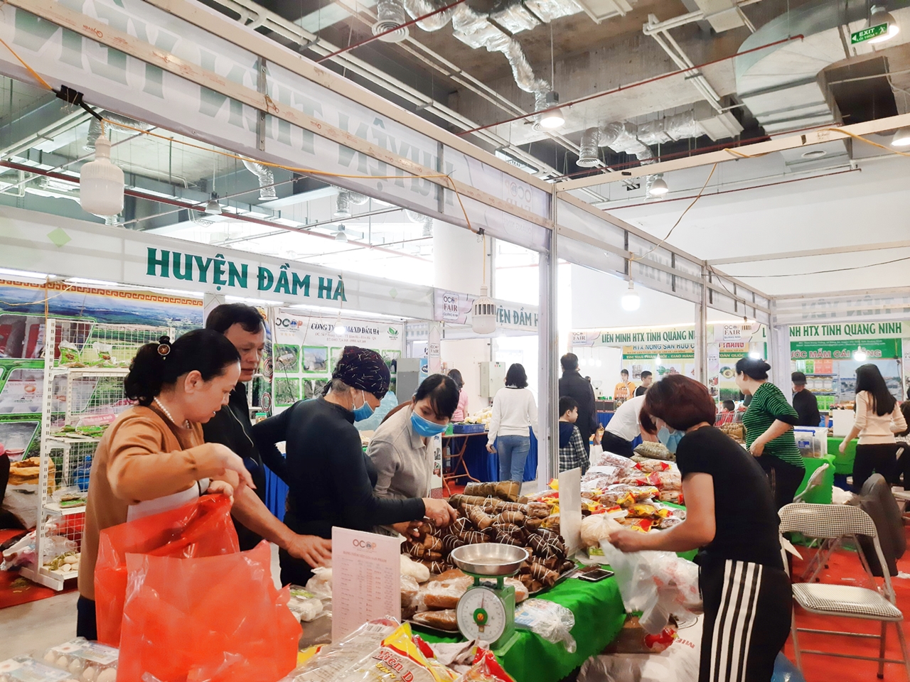 Người dân, du khách tới tham quan, mua sắm tại Hội chợ OCOP Quảng Ninh 2020.