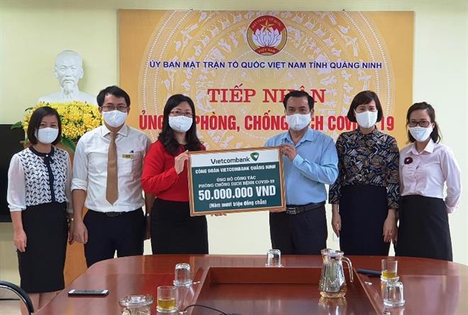 Ủy ban Mặt trận Tổ quốc Việt Nam tỉnh Quảng Ninh tiếp nhận ủng hộ đồng bào miền Trung bị lũ lụt.