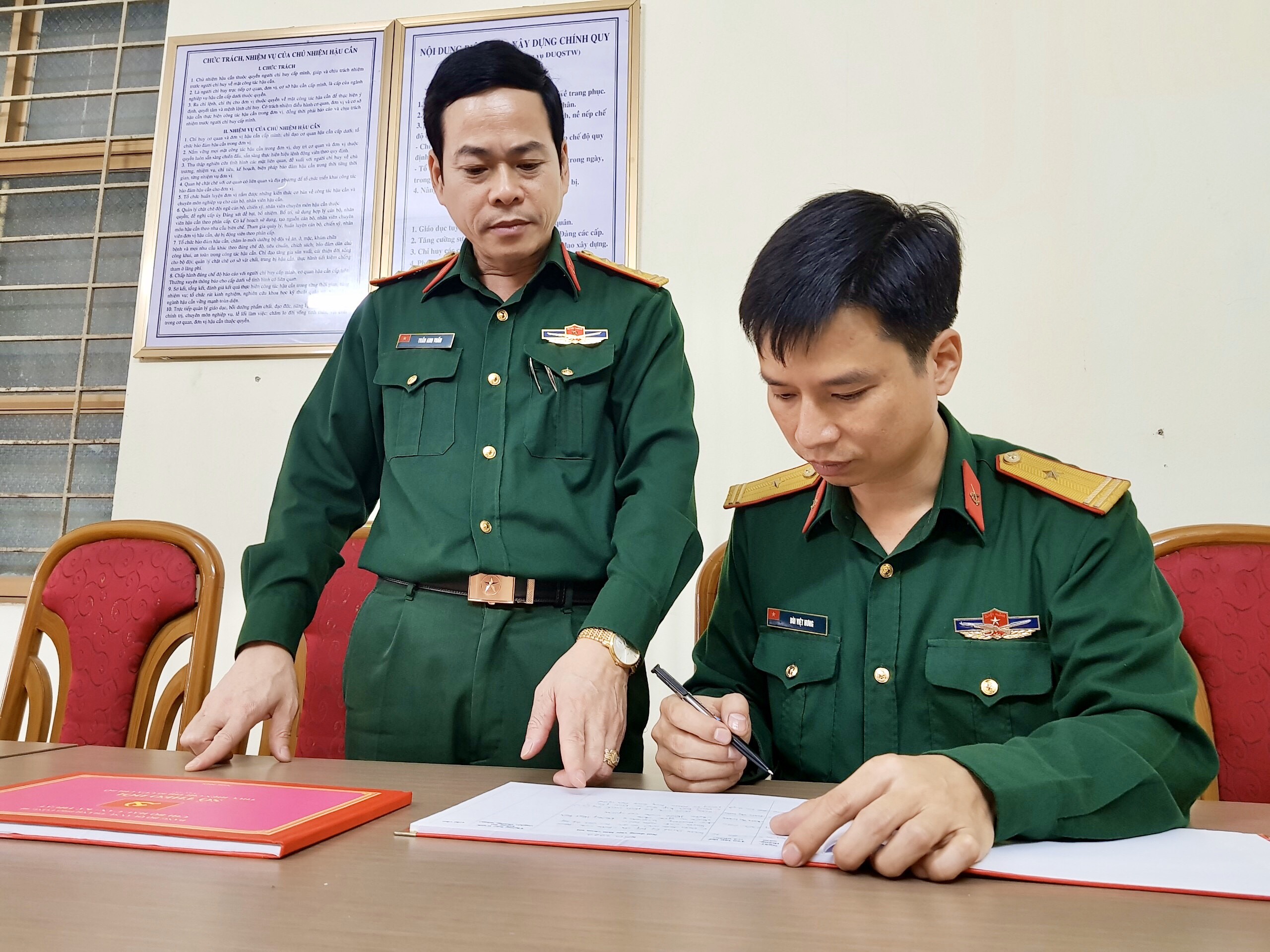 Ban CHQS TP Uông Bí duy trì hoạt động ghi chép sổ hồng, sổ nâu để kịp thời phê bình, biểu dương các cán bộ, chiến sĩ đơn vị.