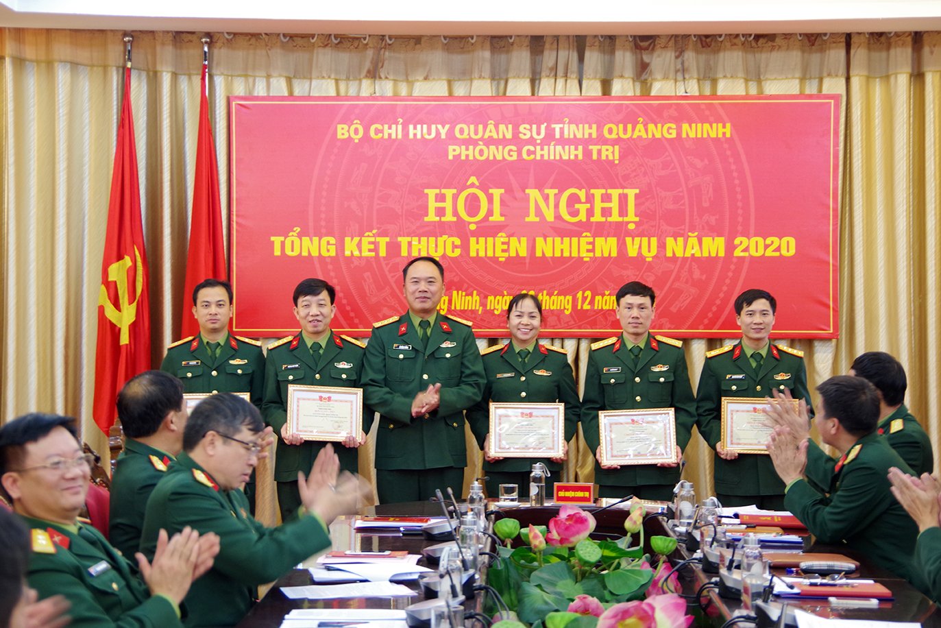 Thiếu tá Vũ Thị Chuyền, Ban Chính trị, Bộ CHQS được khen thưởng danh hiệu chiến sĩ thi đua cấp cơ sở.