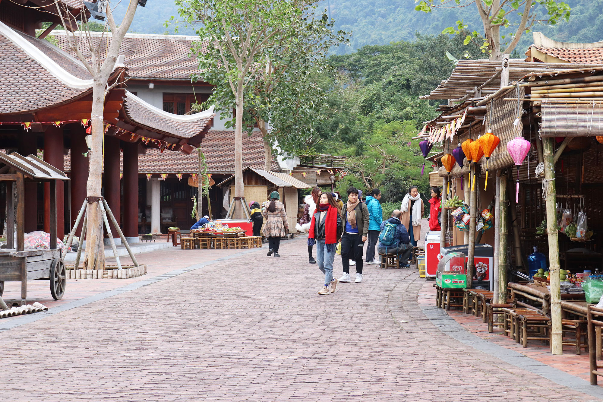Khách du lịch thăm quan, mau sắm tại làng hành hương Khu di tích danh thắng Yên Tử.