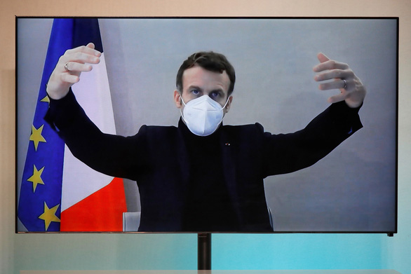 Ông Macron xuất hiện trên màn hình trong cuộc họp trực tuyến về Hội nghị Nhân đạo quốc gia ngày 17-12, sau khi ông đã xác nhận mắc COVID-19 - Ảnh: Reuters
