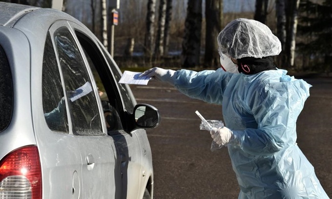 Nhân viên y tế lấy mẫu xét nghiệm Covid-19 nhanh từ trong ôtô ở Espoo, Phần Lan, hồi tháng 4. Ảnh: AFP.
