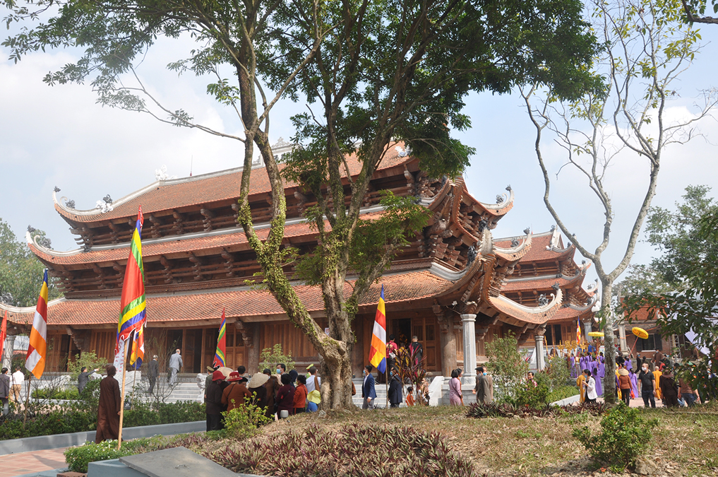 Lễ khánh thành chùa Quỳnh Lâm (Đông Triều) là một trong những sự kiện lớn, thu hút gần 10 nghìn du khách tham gia.