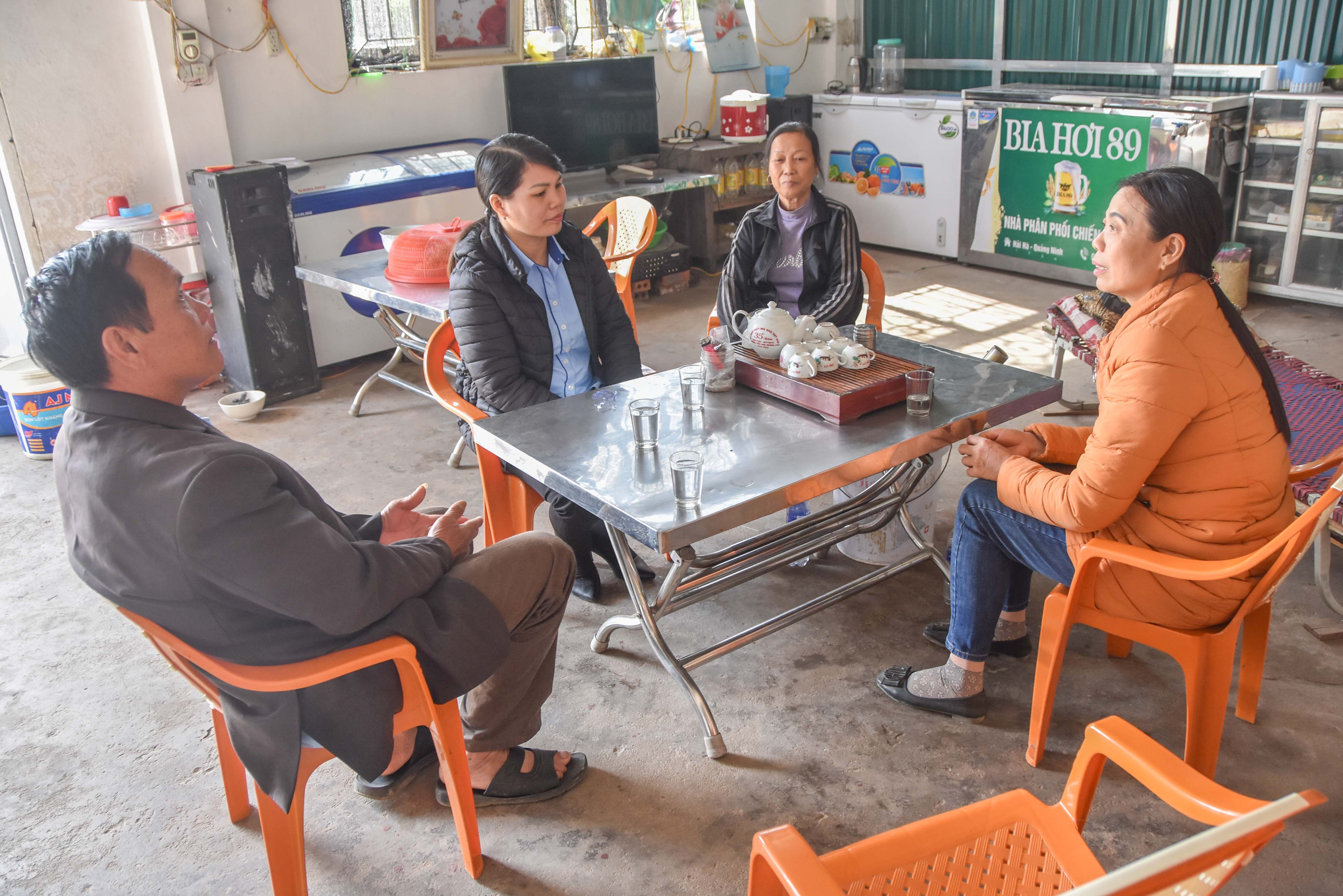 Cán bộ xã Quảng Lâm (huyện Đầm Hà) tuyên truyền về xây dựng NTM cho các tiểu thương tại chợ trung tâm xã.