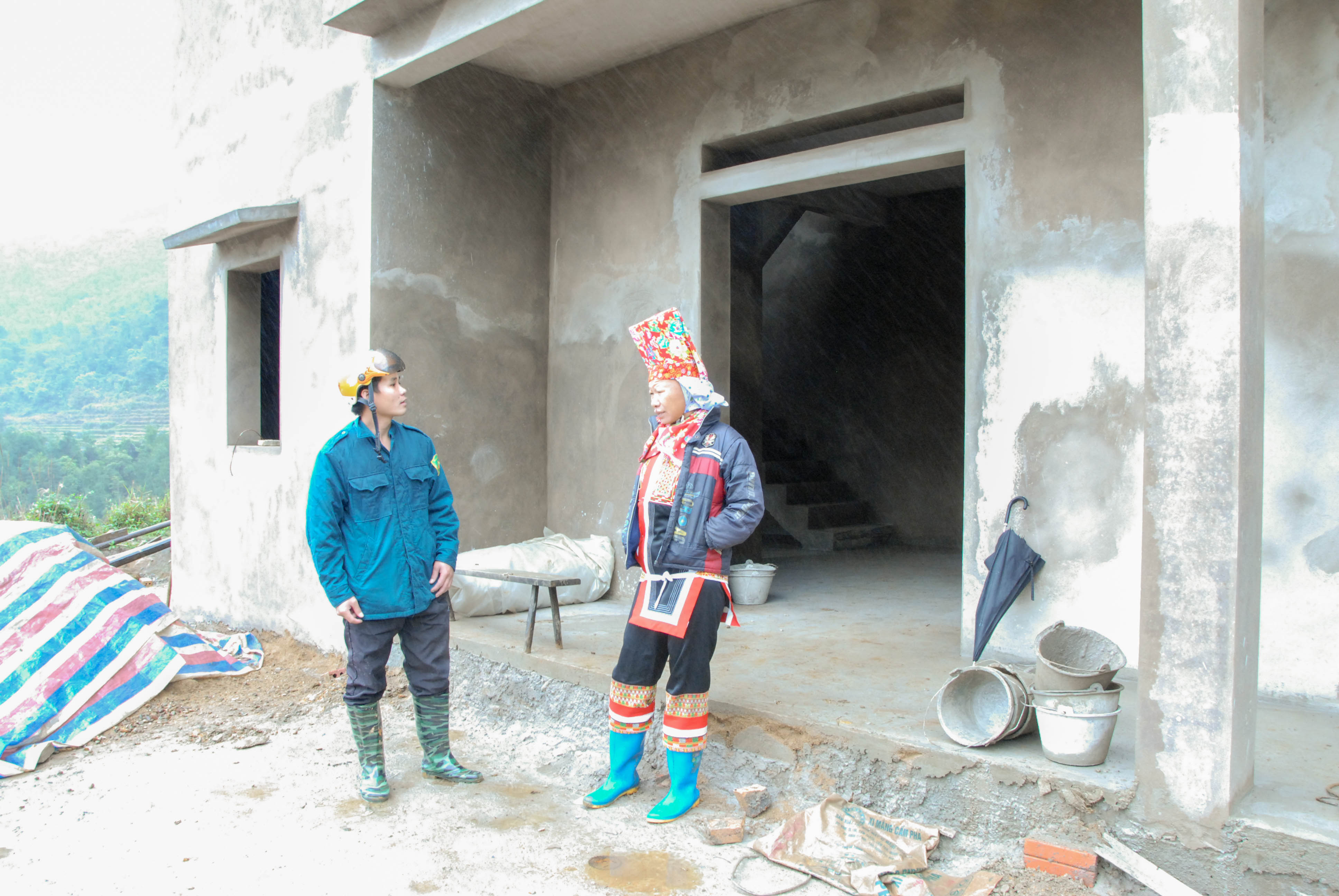 Cán bộ bản Khe Mọi (xã Đồng Văn, huyện Bình Liêu) giám sát tiến độ hỗ trợ xây nhà ở cho hộ nghèo của bản.
