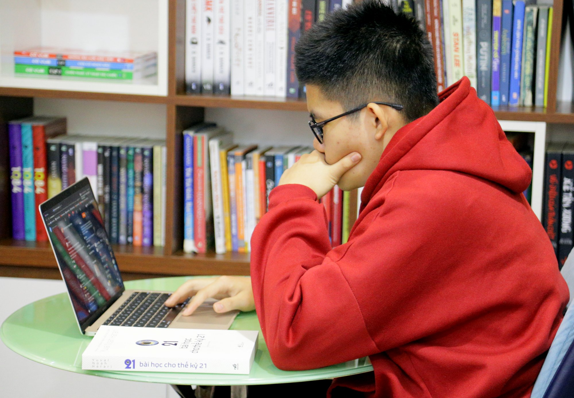 Đặc biệt, Khánh biết cách sử dụng rất hiệu quả máy tính kết nối internet và smartphone để phục vụ cho việc học tập, trau dồi kiến thức.