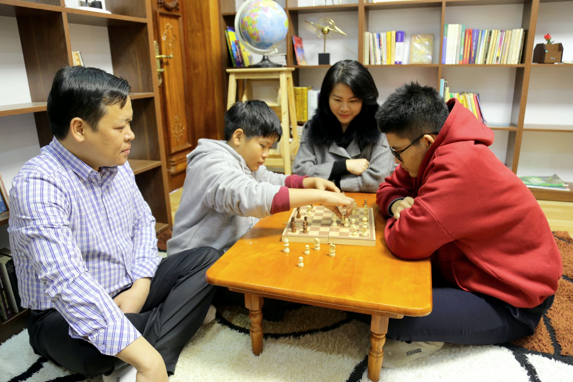 Ngoài giờ học và đọc sách, Khánh thường xuyên rủ bố mẹ, em trai chơi cờ vua. Cậu học trò lớp 11 này cũng rất đa tài khi biết đánh đàn ghi-ta và chơi bóng rổ khá 