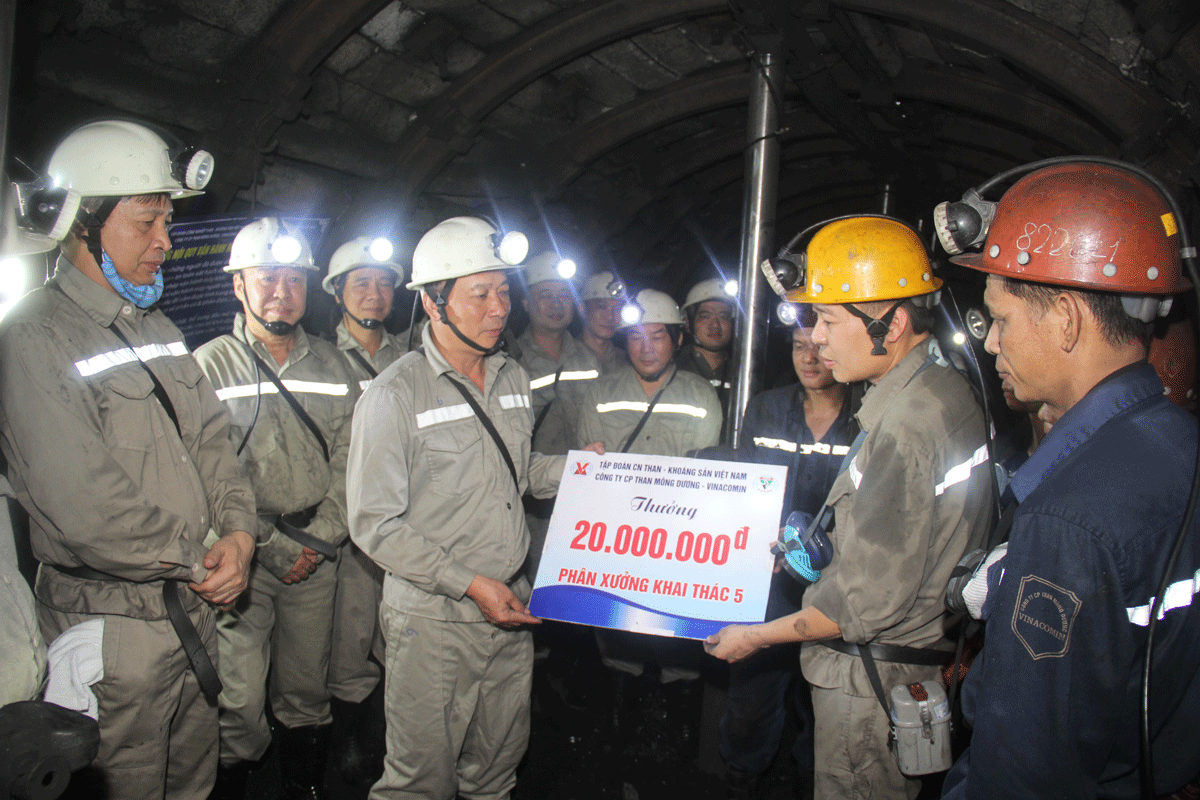 Chủ tịch HĐTV Tập đoàn Lê Minh Chuẩn đã khen thưởng, động viên 20 triệu đồng cho cán bộ, công nhân Phân xưởng KT5