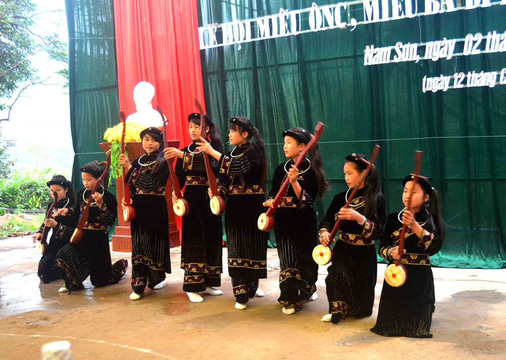 Biểu diễn đàn tính của các em học sinh dân tộc Tày tại Lễ hội Miếu Ông - Miếu Bà năm 2019