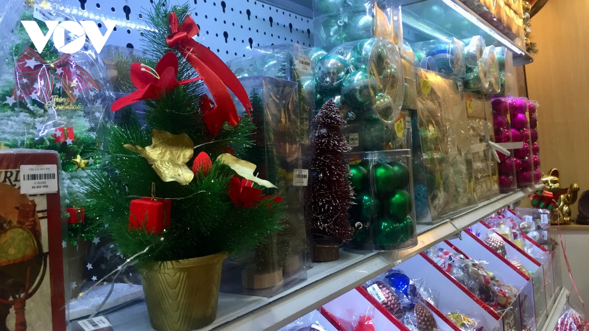 Quả châu và cây thông Noel để bàn có giá từ 20.000 - 150.000 đồng được nhiều người lựa chọn.