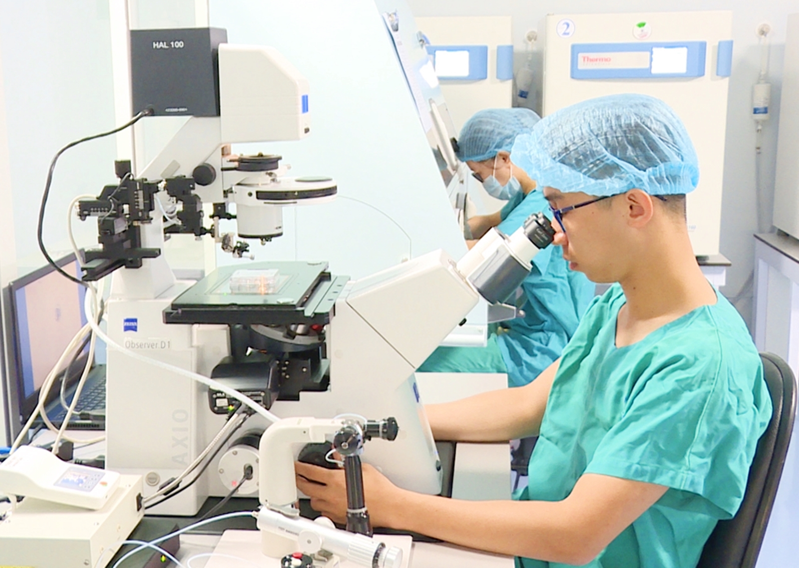 Kỹ thuật viên thực hiện kỹ thuật IVF tại Bệnh viện Sản Nhi Quảng Ninh.