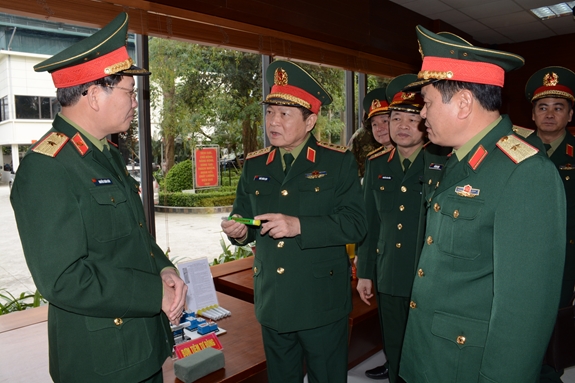 Đại tướng Ngô Xuân Lịch tham quan các mô hình, sáng kiến của ngành quân y, tháng 2-2020. Ảnh: NGÔ DUY ĐÔNG.