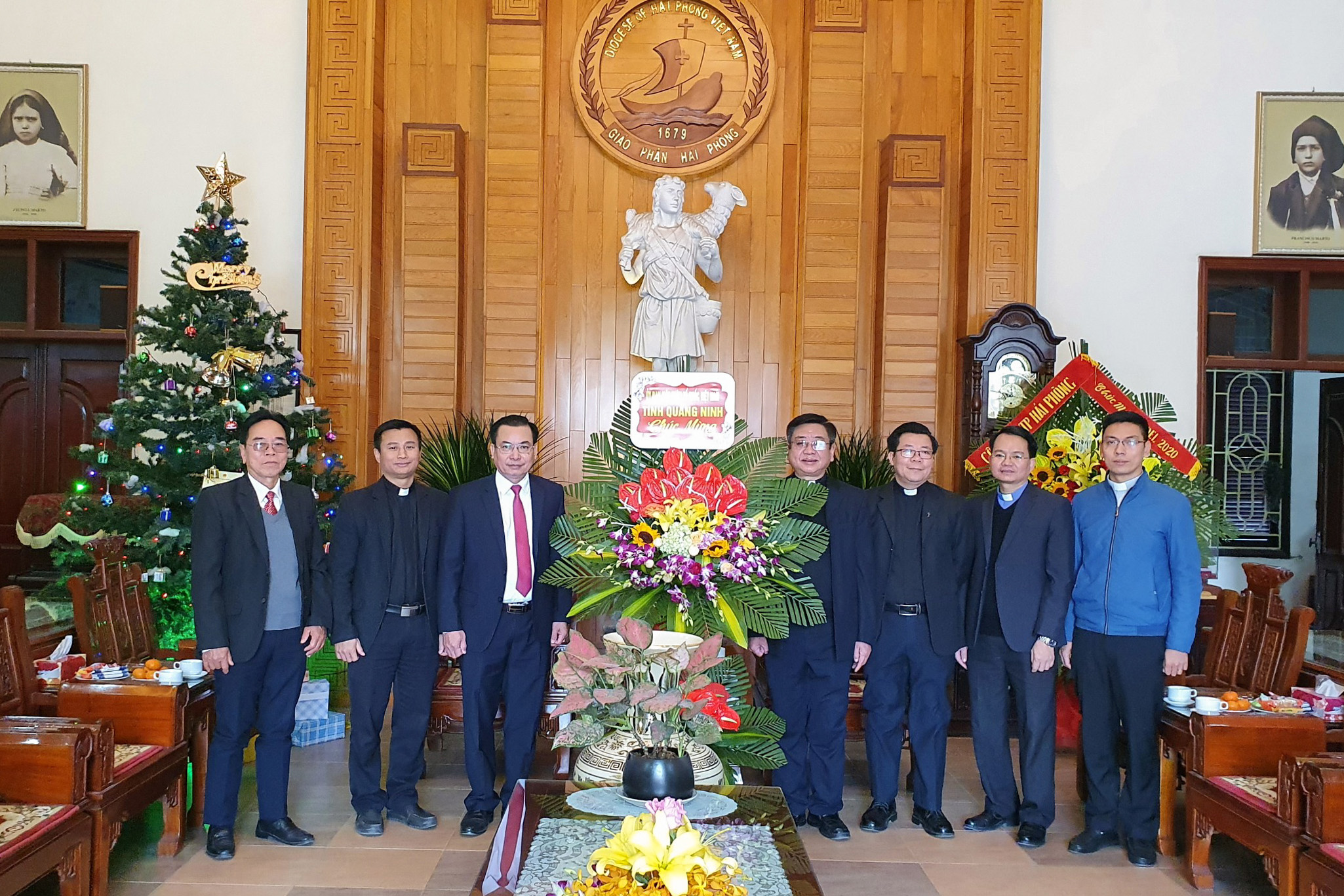 Đồng chí Hoàng Đức Hạnh, Phó Chủ tịch Ủy ban MTTQ tỉnh, tặng hoa chúc mừng Tòa Giám mục Hải Phòng.