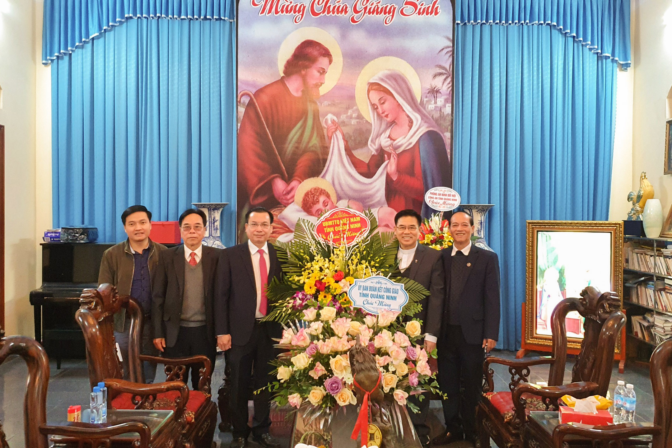 Đồng chí Hoàng Đức Hạnh, Phó Chủ tịch Ủy ban MTTQ tỉnh, thăm giáo xứ Mạo Khê nhân dịp lễ Giáng sinh năm 2020.
