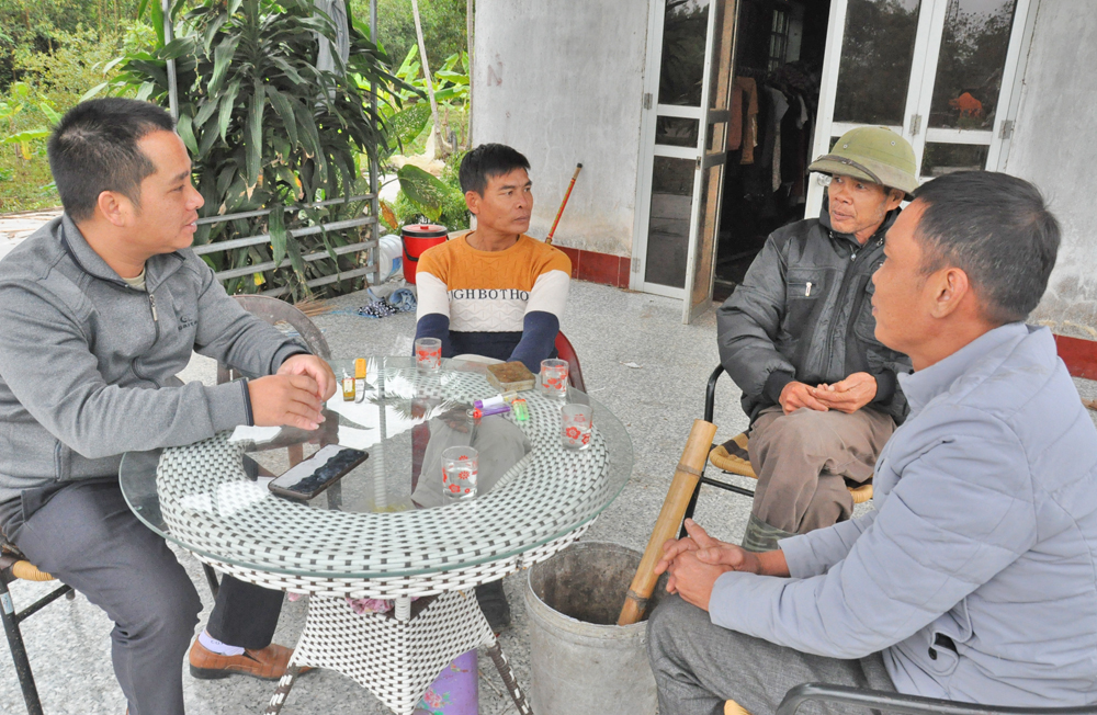 Cán bộ thôn Thìn Thủ, xã Quảng An (Đầm Hà) tuyên truyền PBGDPL cho bà con trong thôn.