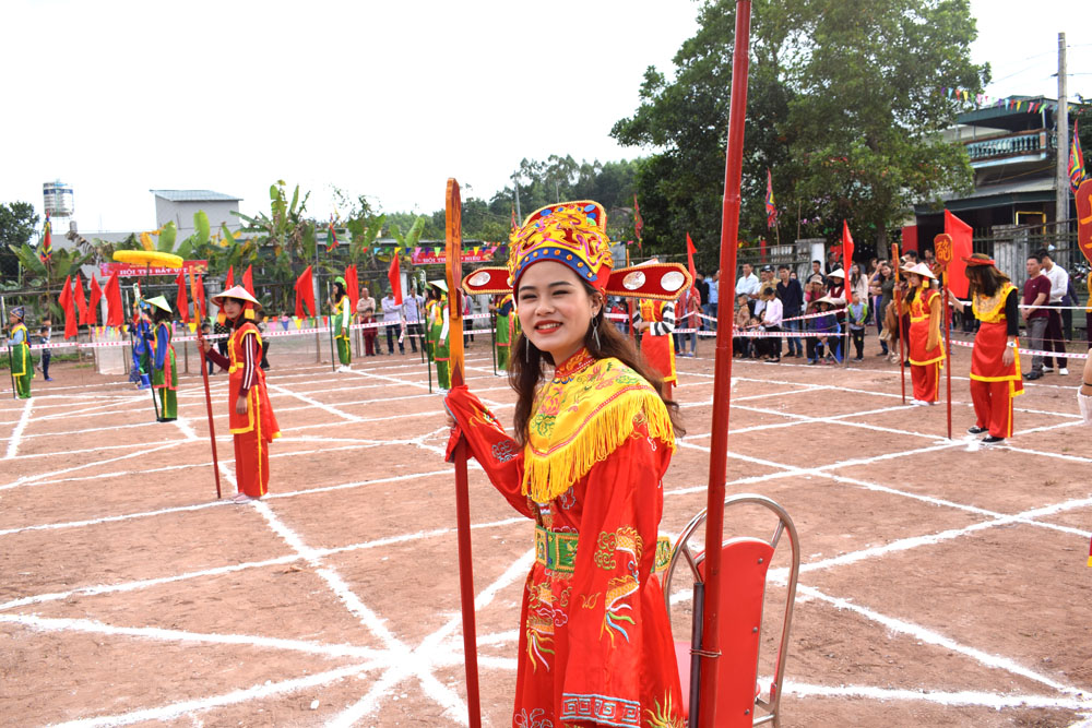 Phụ nữ xã Đài Xuyên, huyện Vân Đồn lại thể hiện sự duyên dáng môn cờ người mà 100% chị em trong vai trò là các quân cờ, khiến cho mùa xuân càng thêm phần tươi tắn