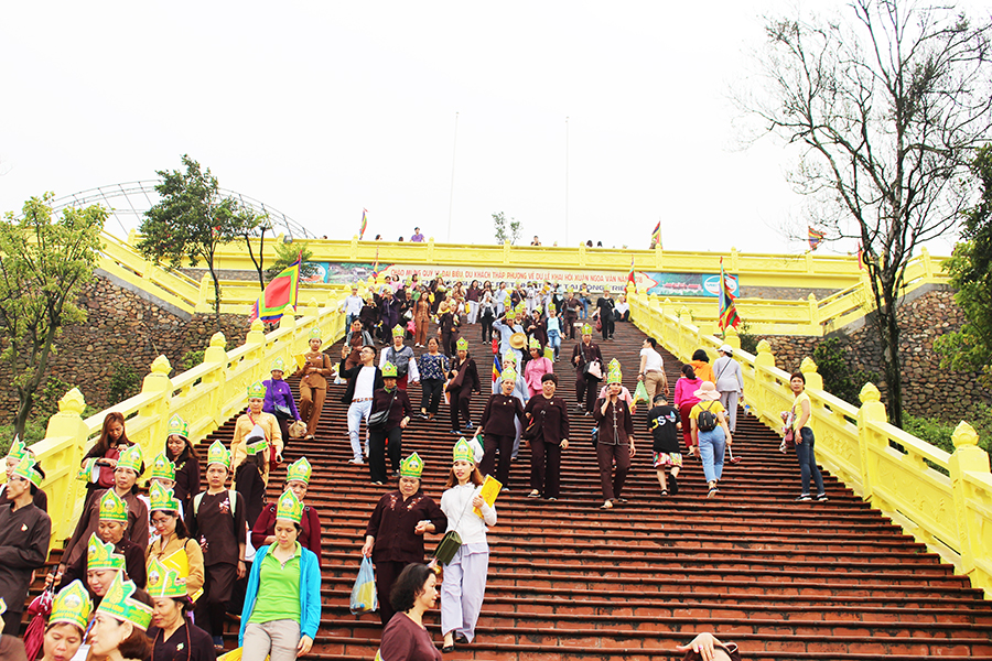 Đường lên chùa Ngọa Vân được thực hiện từ nguồn vốn xã hội hóa.