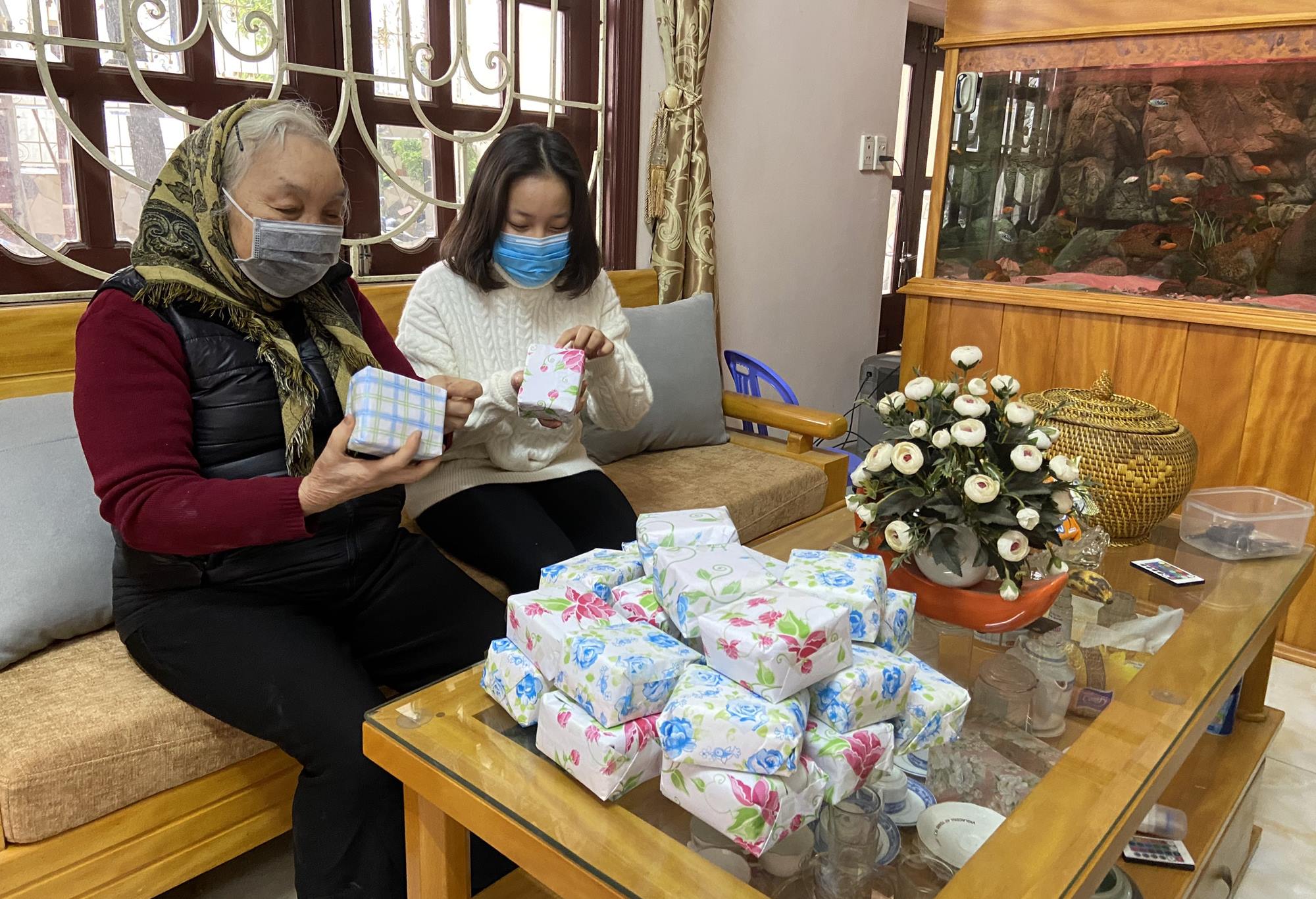 Bà con giáo dân khu 3 Nhà thờ, phường Bạch Đằng, TP Hạ Long phấn khởi chuẩn bị quà cho người thân nhân dịp Lễ Giáng Sinh 2020.
