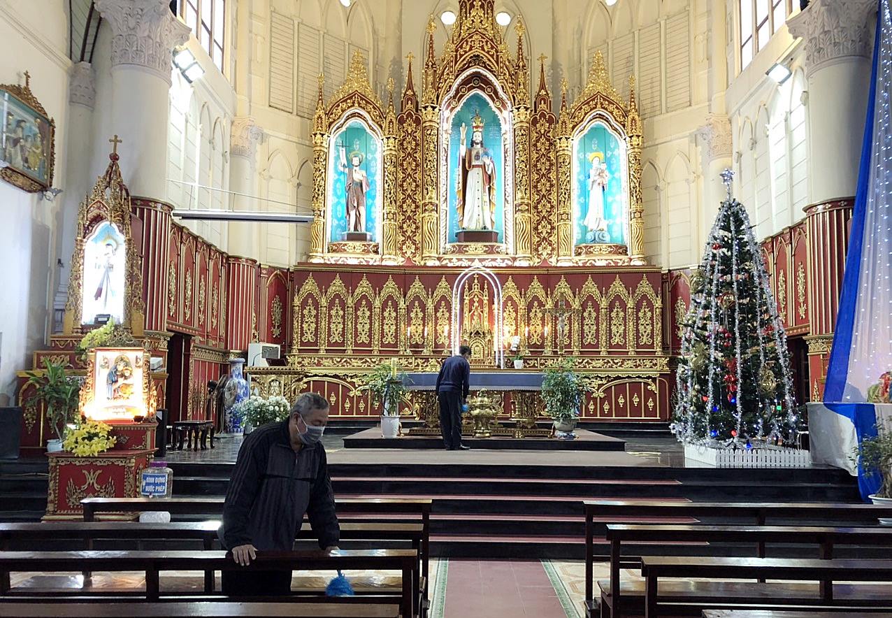Giáo xứ Mạo Khê (TX Đông Triều) trang hoàng lại nhà thờ nhân dịp Giáng sinh 2020. 