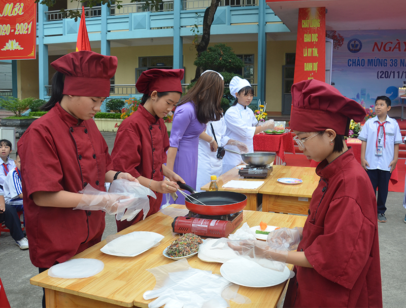 Các em học sinh Trường THCS Suối Khoáng tham gia ngày hội STEM.