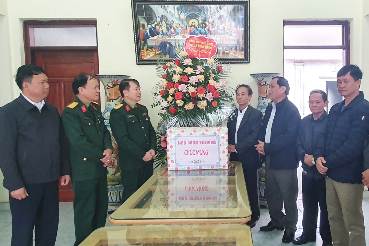 Ban CHQS TX Đông Triều, đến thăm chúc mừng Nhà thờ giáo xứ Đông Tân.