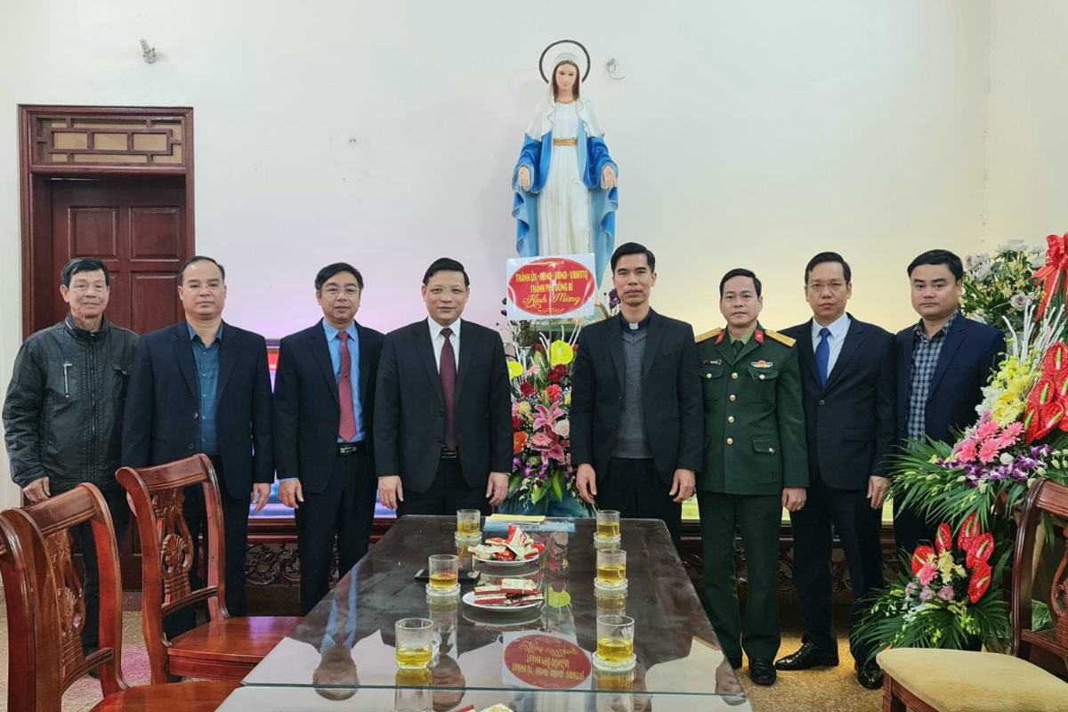 Lãnh đạo TP Uông Bí, Ban CHQS TP Uông Bí, đến thăm chức mừng Nhà thờ giáo xứ Chạp Khê.