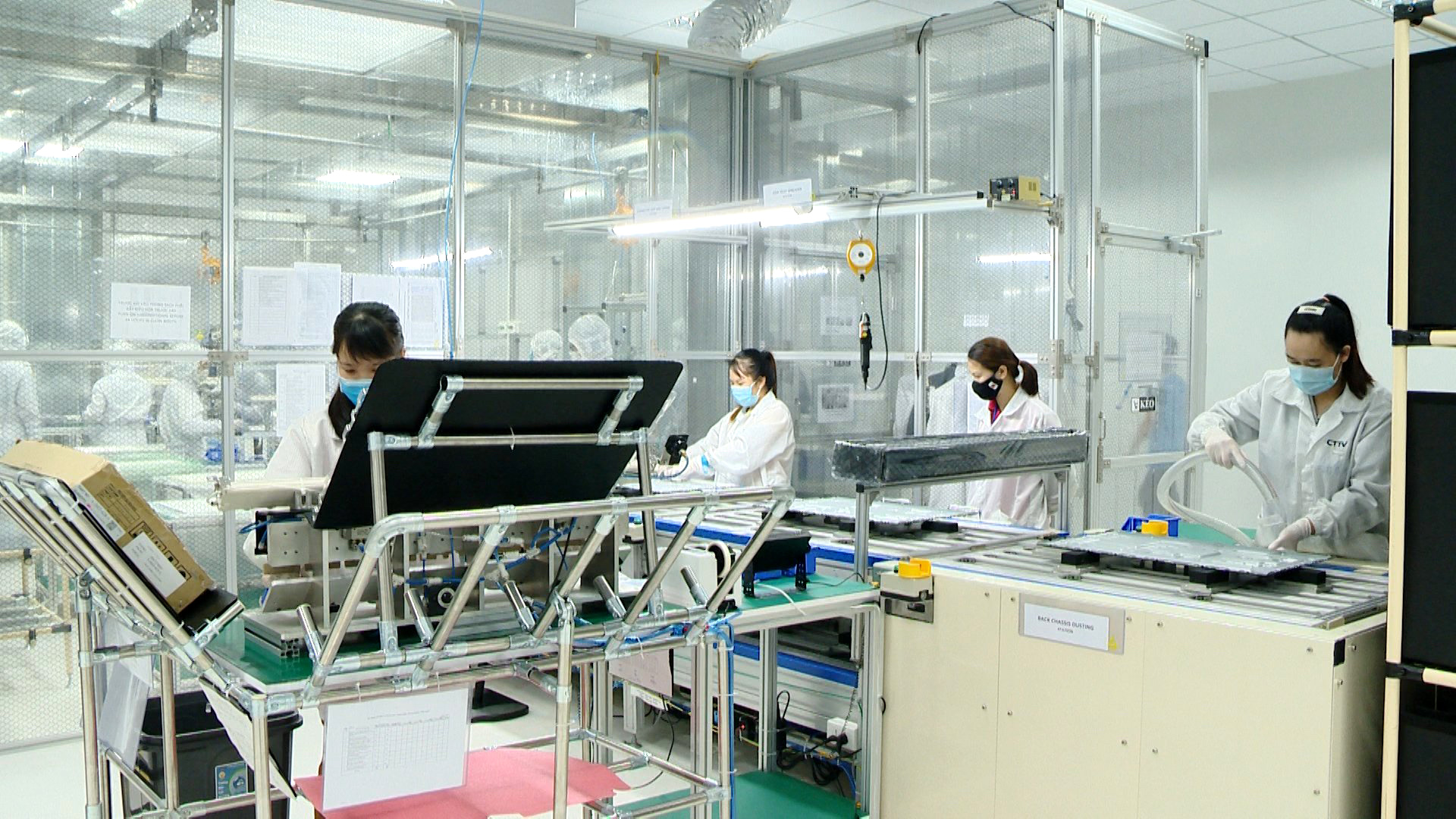 Sản xuất thiết bị điện tử tại Nhà máy S-Việt Nam tại KCN Đông Mai của Tập đoàn Foxconn. Ảnh: Mạnh Trường