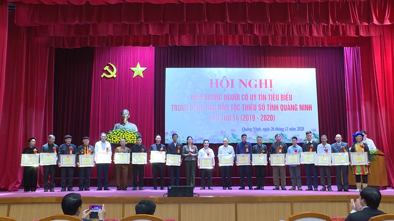 Phó Chủ tịch UBND tỉnh Nguyễn Thị Hạnh trao bằng khen của UBND tỉnh cho 20 cá nhân có uy tín tiêu biểu.