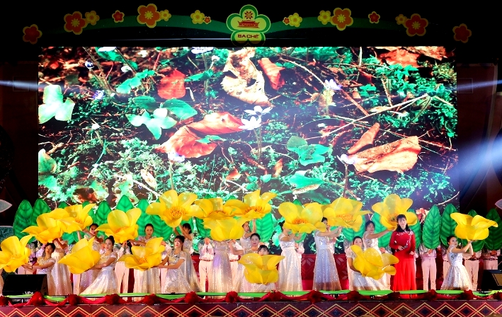 Chương trình biểu diễn khai hội Trà hoa vàng lần thứ II