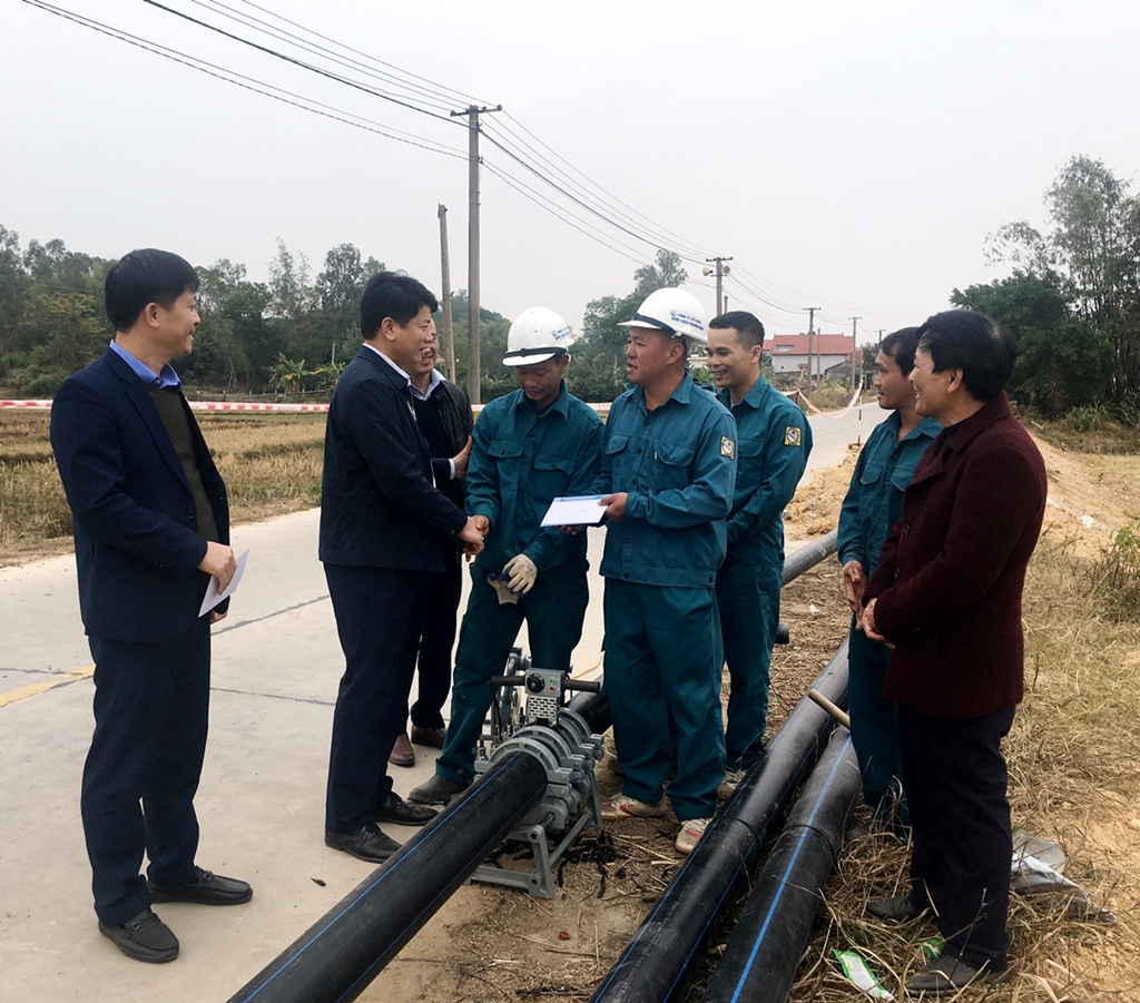 Đại diện lãnh đạo Công ty CP Nước sạch Quảng Ninh tặng quà, động viên can